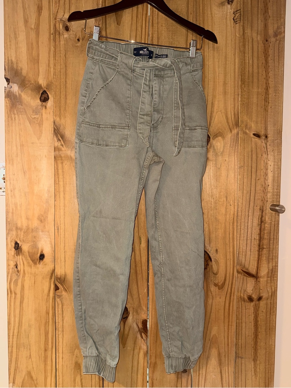 Hollister Men's Sage Green Drawstring Jogger Pants
